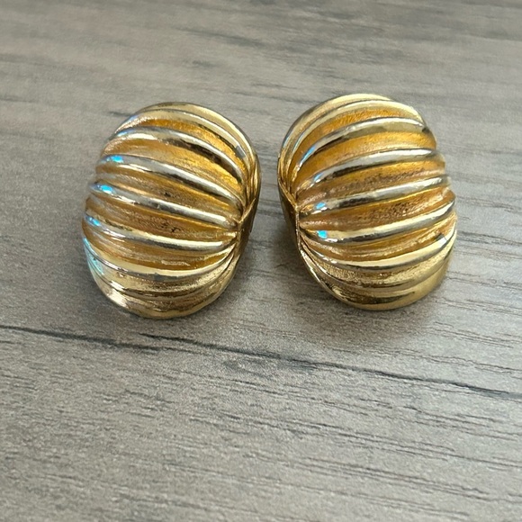 Vintage Mimi di N Gold Ribbed Dome Earrings Clip Ons Textured Design - Picture 7 of 7